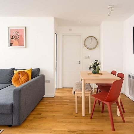 Contemporary City Centre Apartment With Parking Bath Extérieur photo