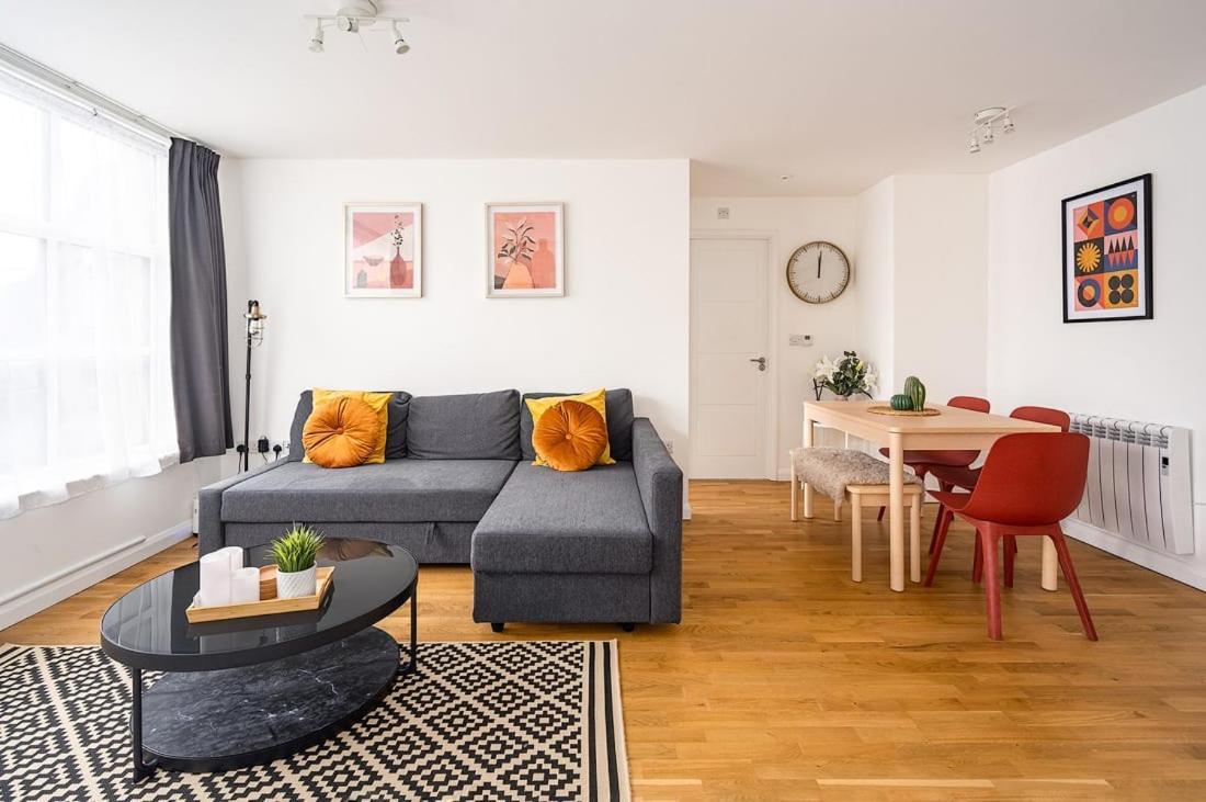 Contemporary City Centre Apartment With Parking Bath Extérieur photo