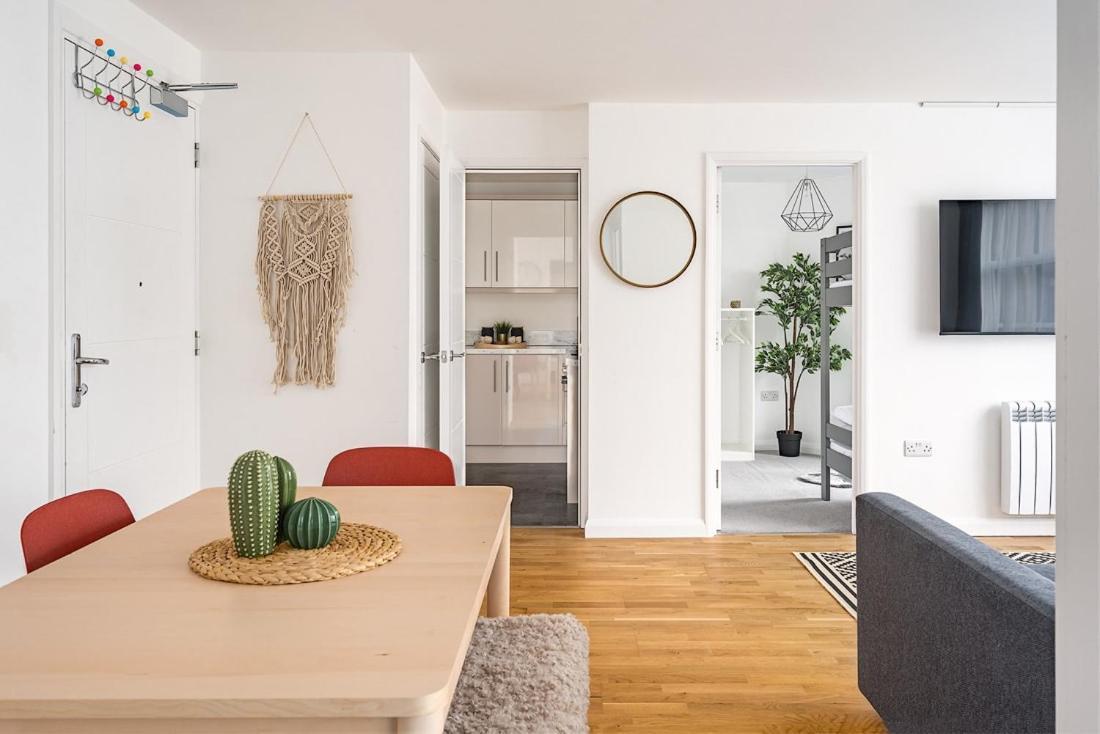 Contemporary City Centre Apartment With Parking Bath Extérieur photo