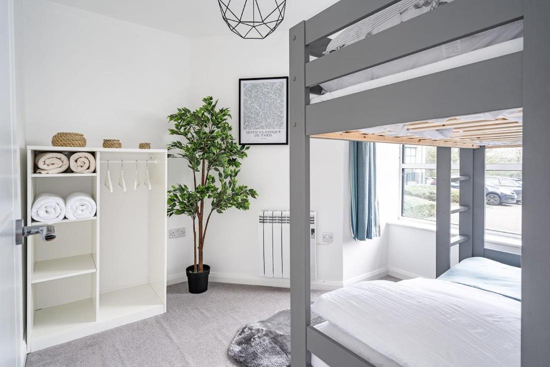 Contemporary City Centre Apartment With Parking Bath Extérieur photo