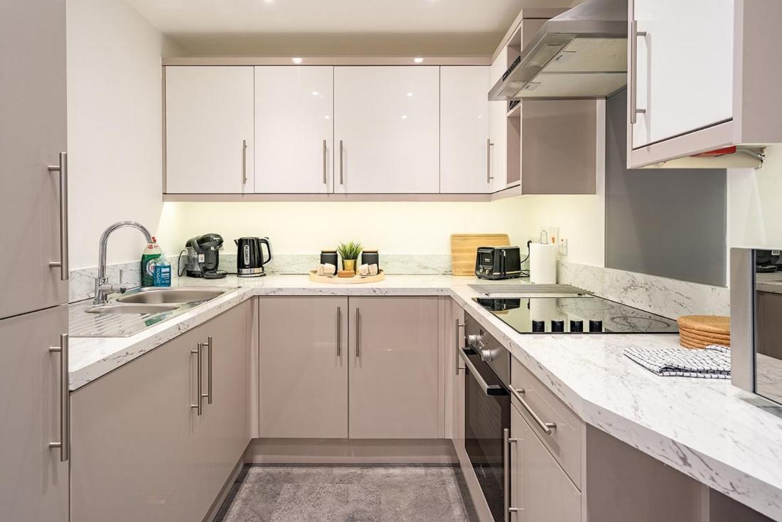 Contemporary City Centre Apartment With Parking Bath Extérieur photo