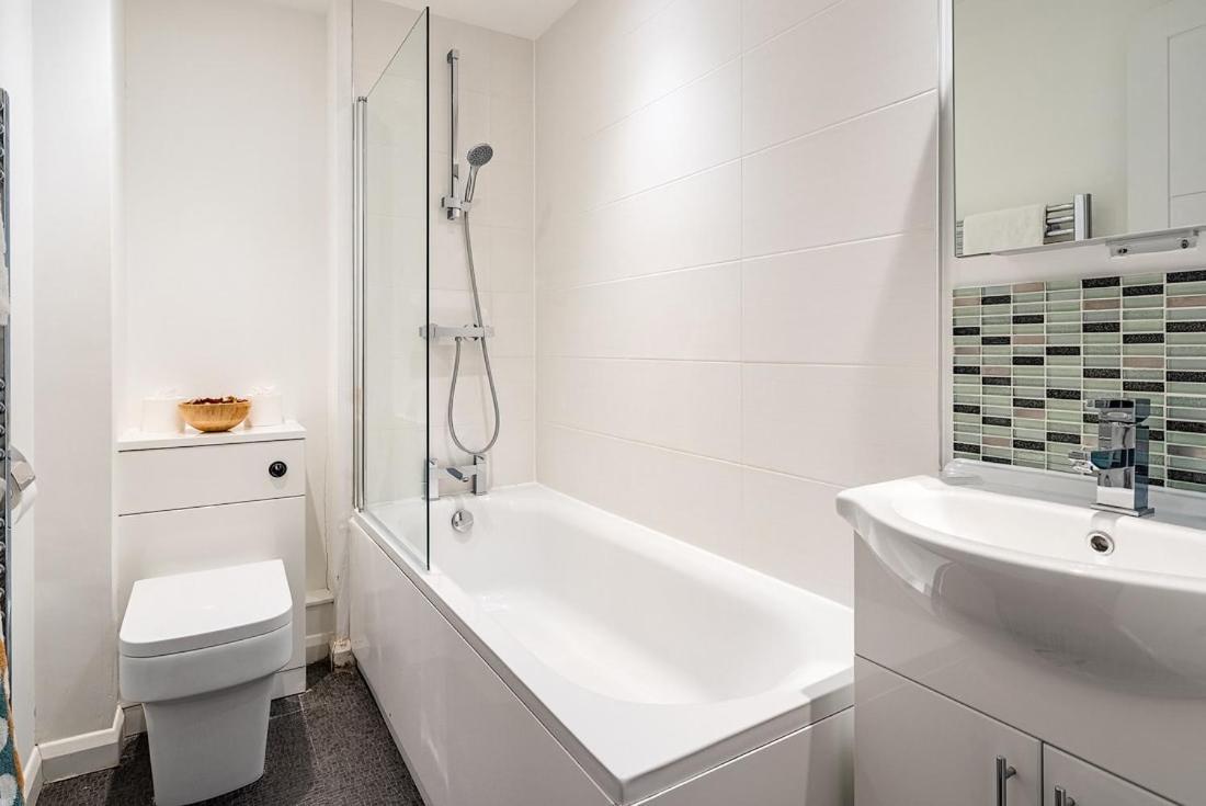 Contemporary City Centre Apartment With Parking Bath Extérieur photo